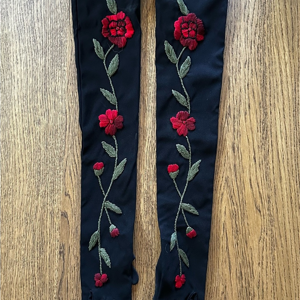 Exquisite Dolce & Gabbana Embroidered Black Floral Opera Gloves - Picture 3 of 8